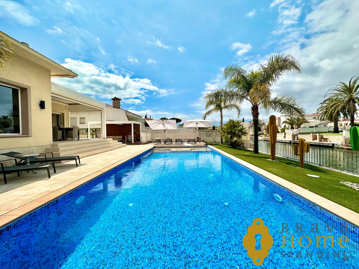 Swimming pool of Houses for sale in Empuriabrava  with Air Conditioner, Heating and Private garden