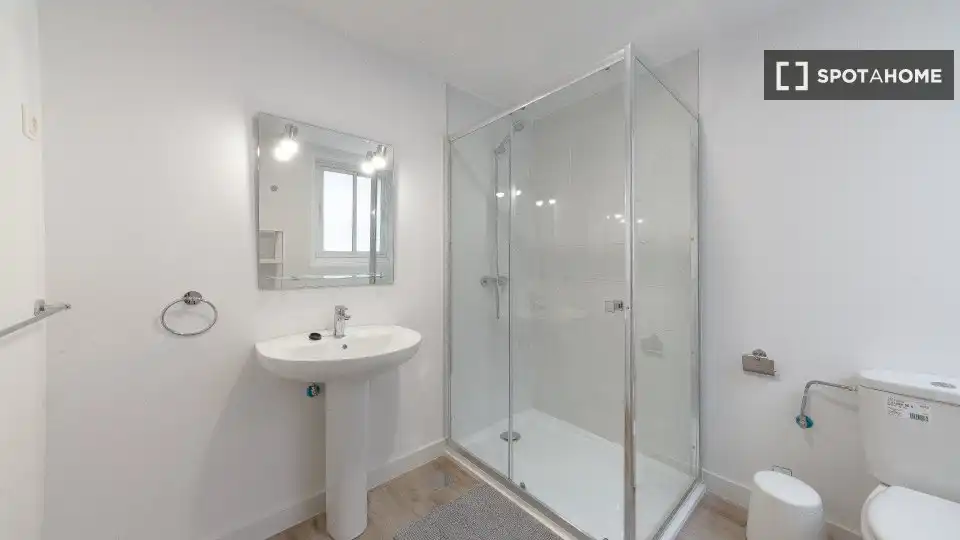 Baño de Piso para compartir en Madrid con Aire acondicionado, Calefacción y Amueblado