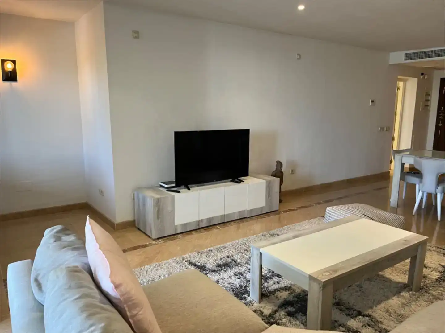 Sala d'estar de Pis de lloguer en Marbella amb Aire condicionat i Balcó
