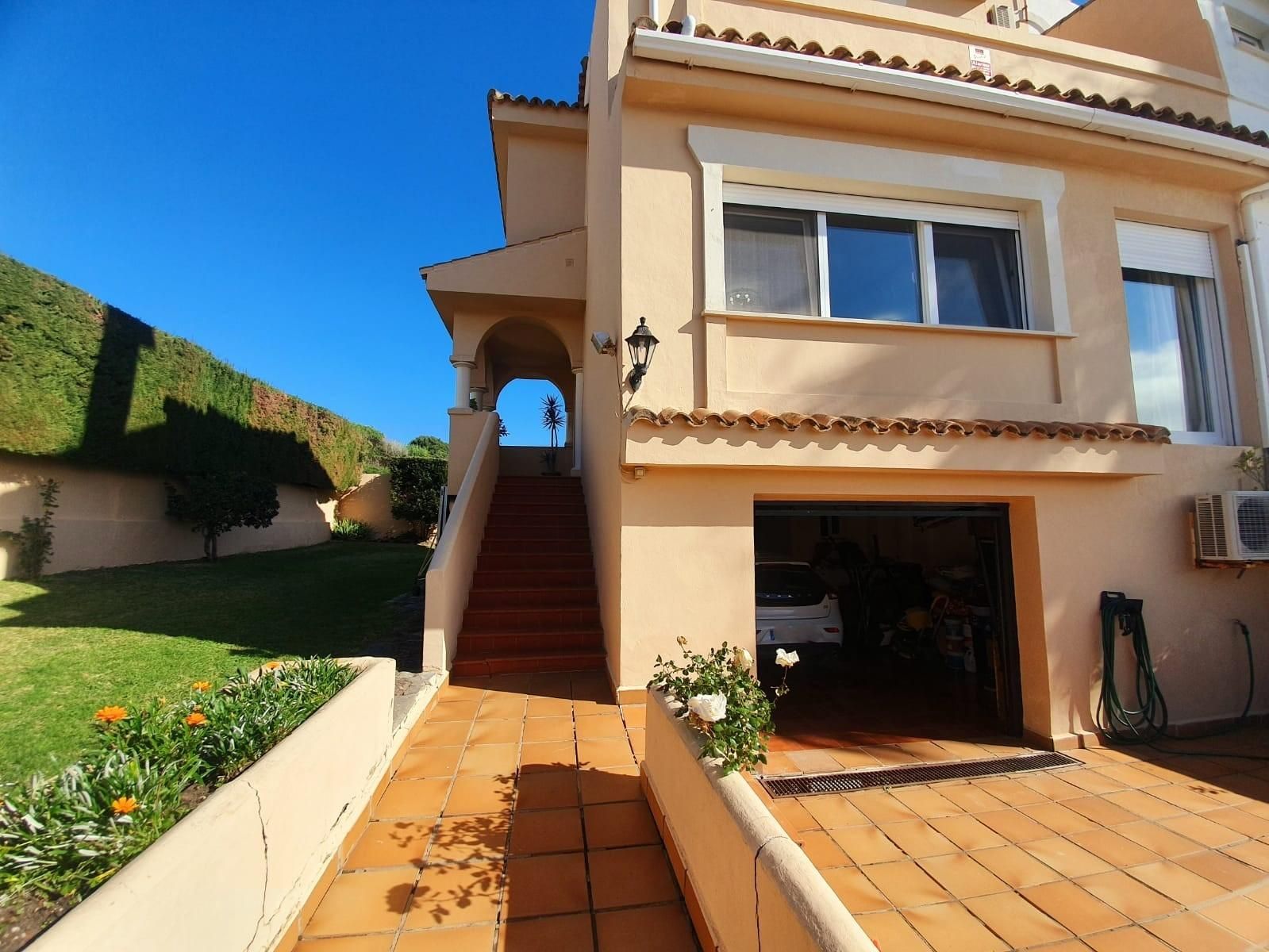 Exterior view of Single-family semi-detached for sale in Algeciras  with Private garden, Terrace and Alarm