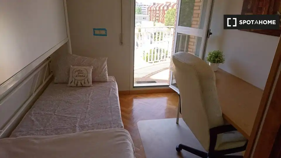Bedroom of Flat for share in Alcalá de Henares  with Air Conditioner, Heating and Furnished