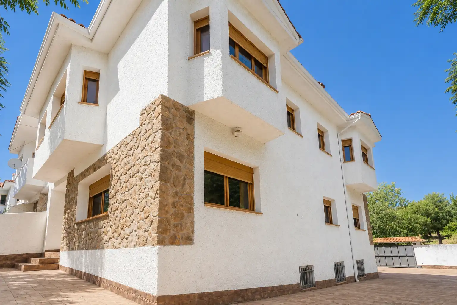 Vista exterior de Casa adosada en venda en Brunete amb Calefacció i Jardí privat