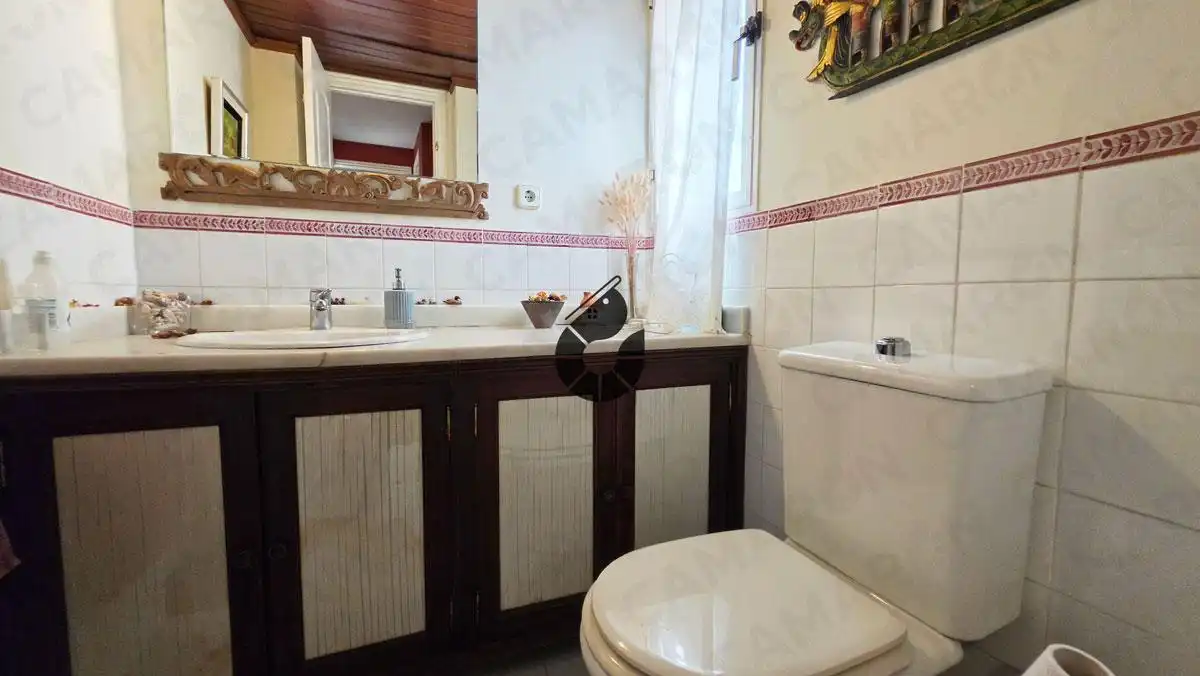 Baño de Casa adosada en venta en Mairena del Aljarafe con Aire acondicionado, Jardín privado y Trastero