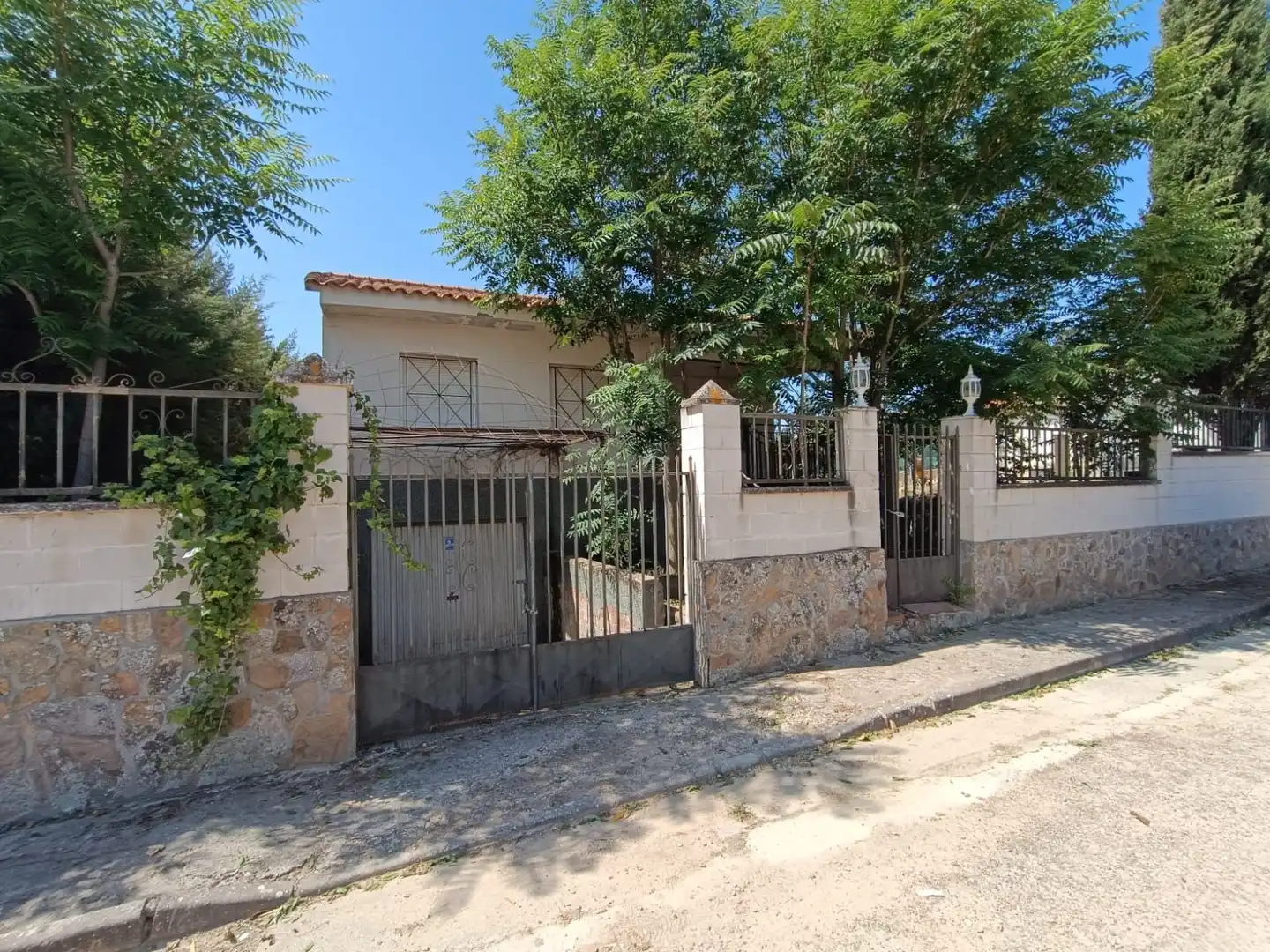 Vista exterior de Casa o xalet en venda en Lillo amb Calefacció, Jardí privat i Traster