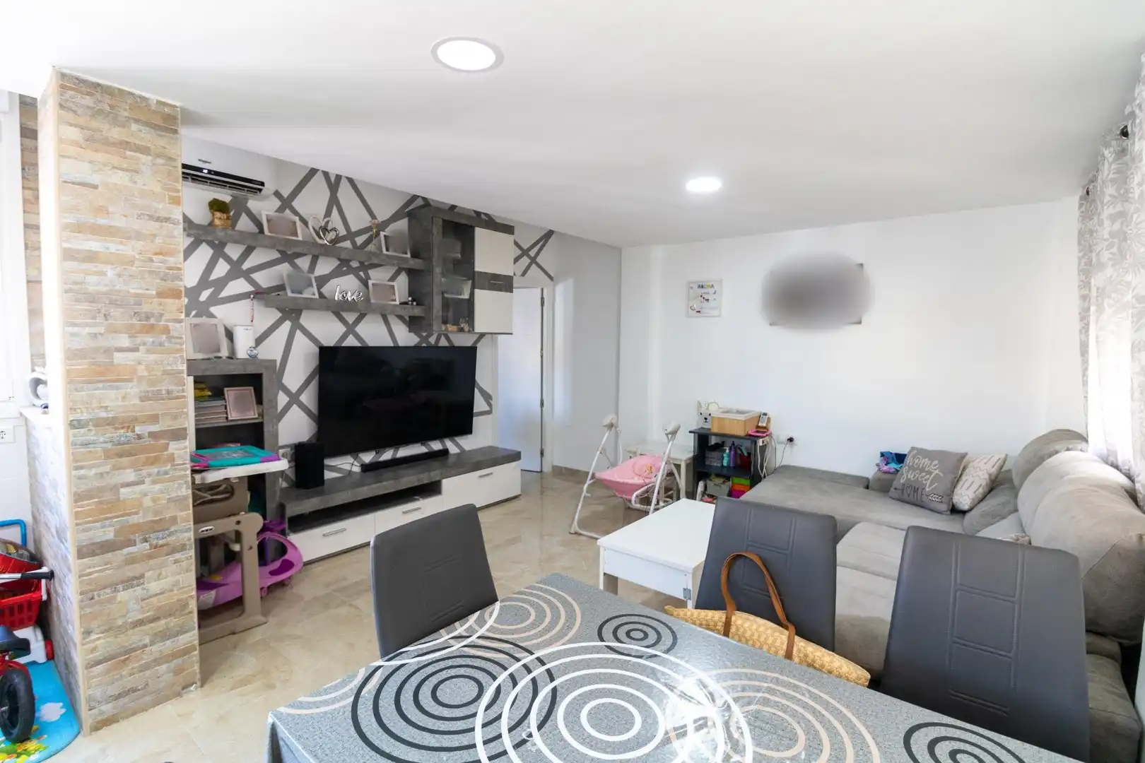 Sala d'estar de Pis en venda en Almería amb Aire condicionat i Moblat