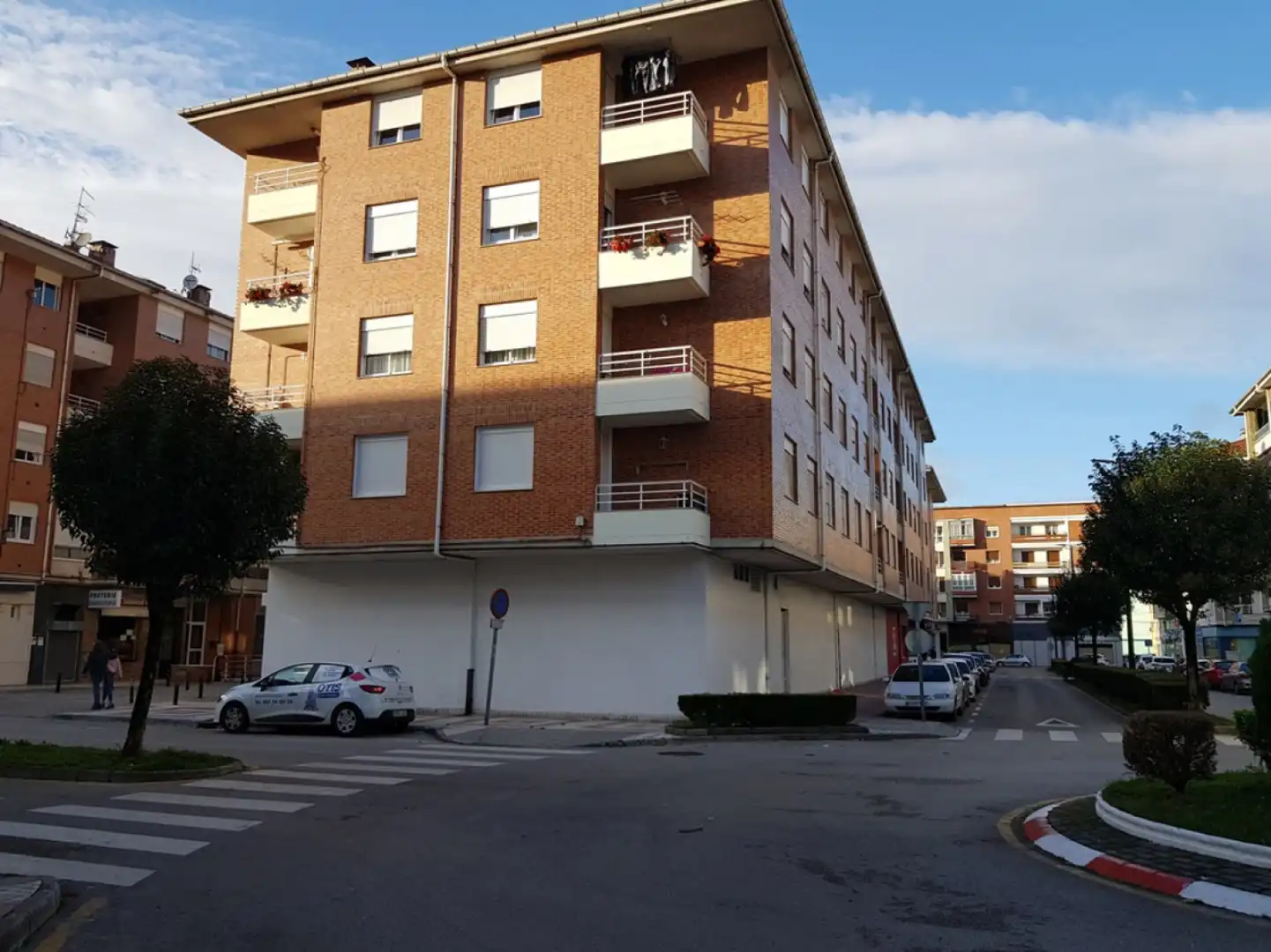 Vista exterior de Local de lloguer en Los Corrales de Buelna  amb Aire condicionat