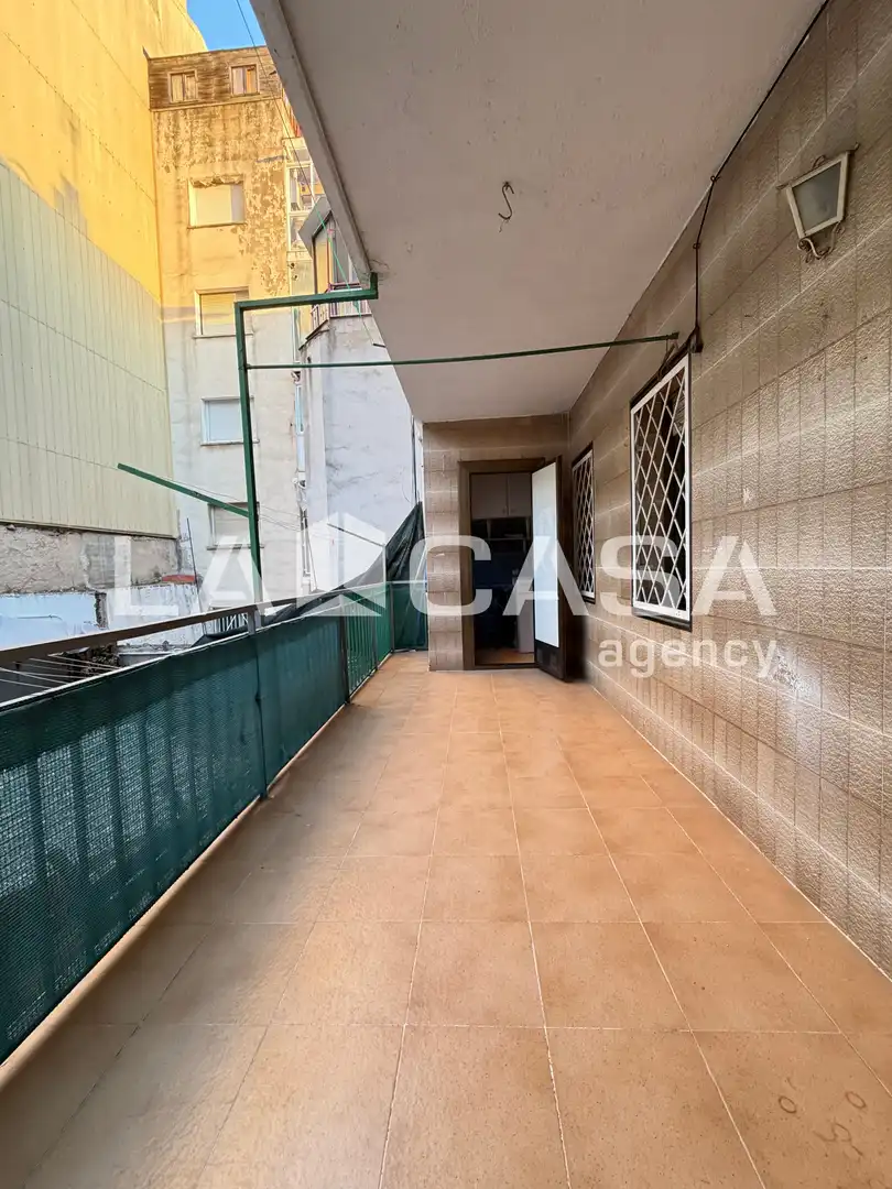 Vista exterior de Pis en venda en Santa Coloma de Gramenet amb Balcó