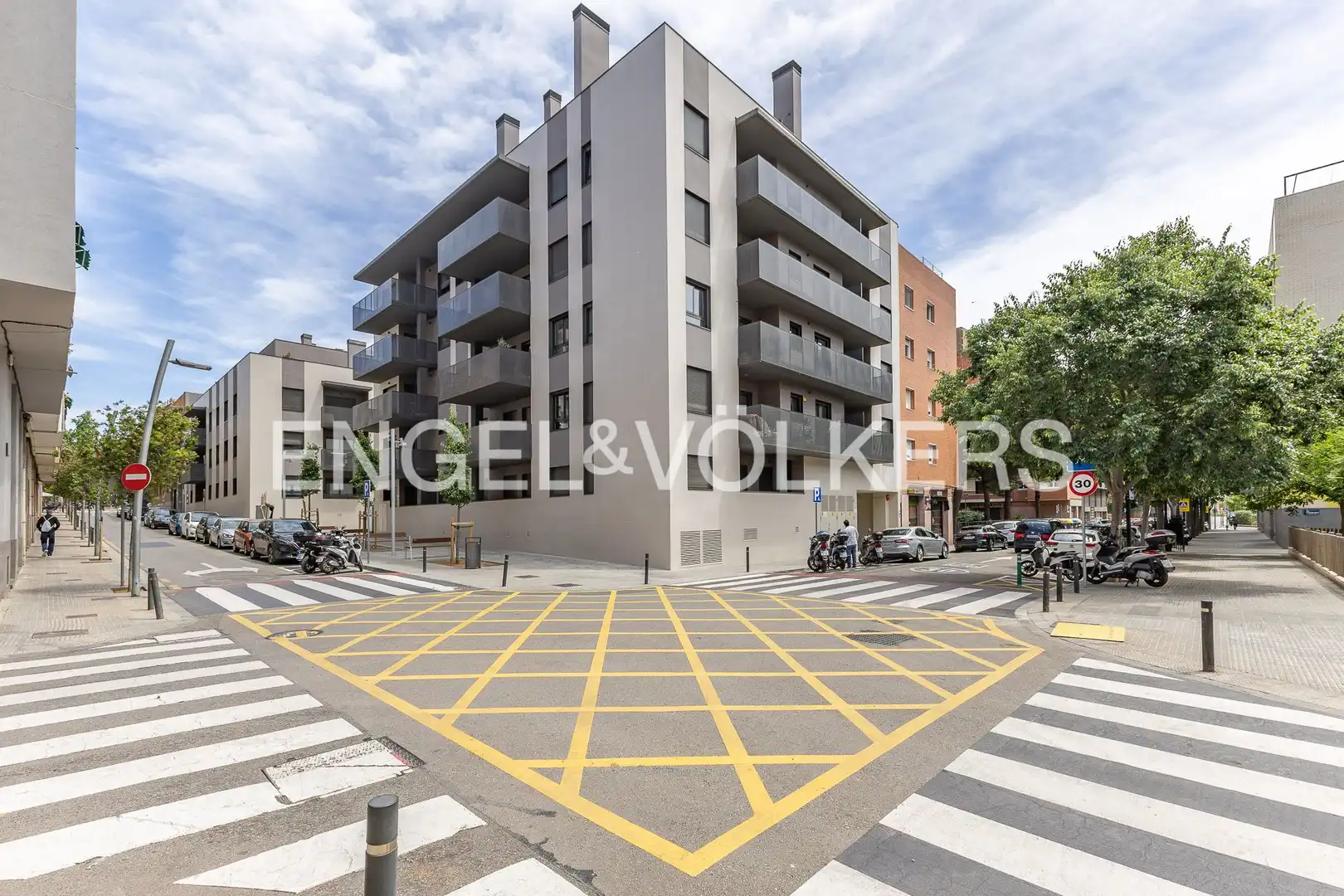 Exterior view of Flat for rent in Esplugues de Llobregat  with Air Conditioner, Heating and Parquet flooring