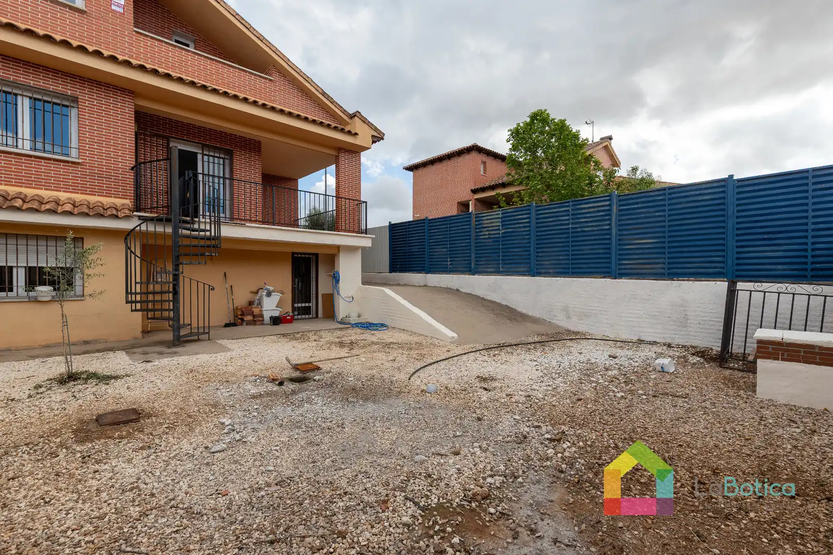 Vista exterior de Casa adosada en venta en Burguillos de Toledo con Calefacción, Jardín privado y Terraza