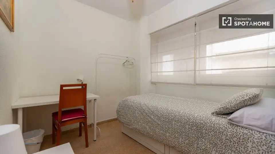 Habitación de Piso de alquiler en Valencia con Aire acondicionado, Calefacción y Amueblado