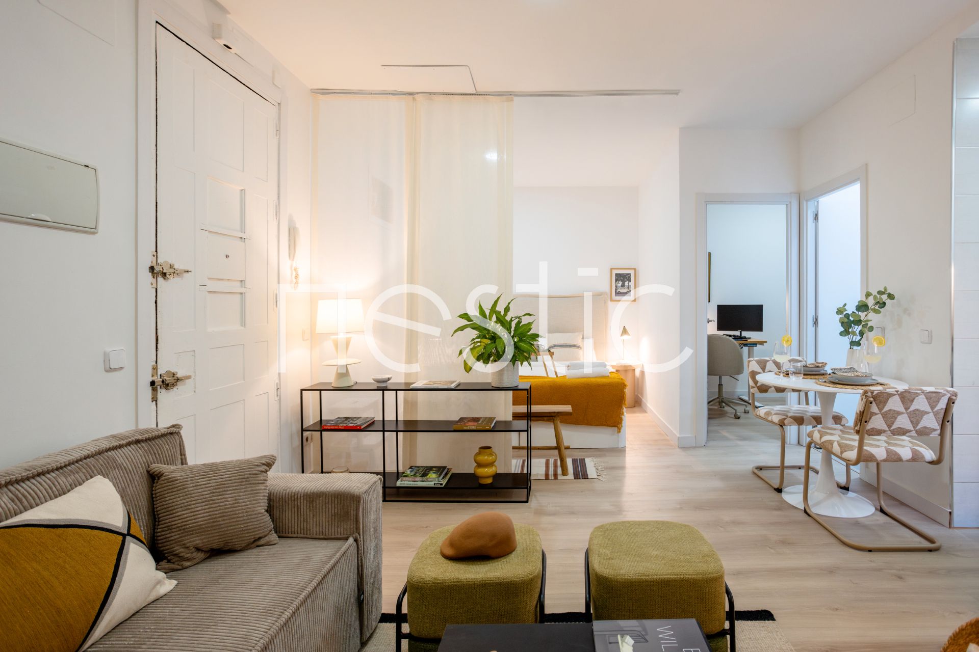 Sala d'estar de Apartament de lloguer en  Madrid Capital amb Aire condicionat, Calefacció i Moblat