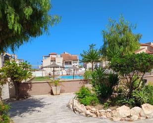 Vista exterior de Casa o xalet de lloguer en Orihuela amb Terrassa, Balcó i Piscina comunitària