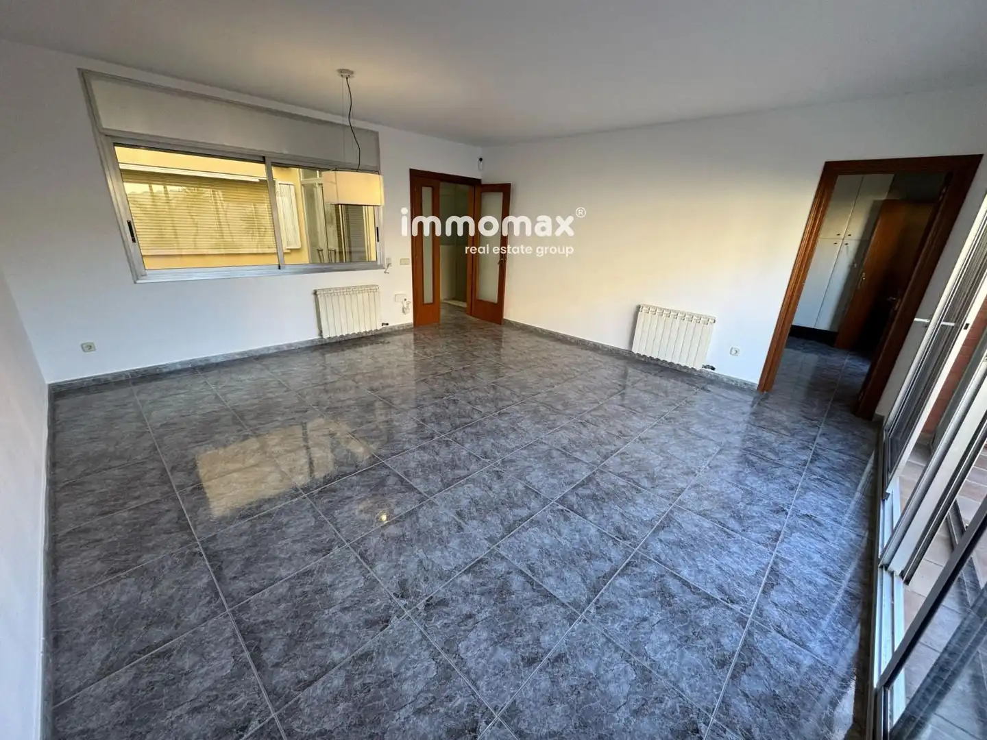 Vista exterior de Casa o xalet en venda en Cornellà de Llobregat amb Calefacció i Traster