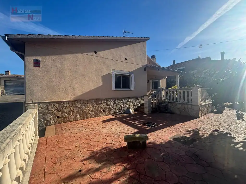 Exterior view of Houses for sale in La Bisbal del Penedès  with Oven and Microwave