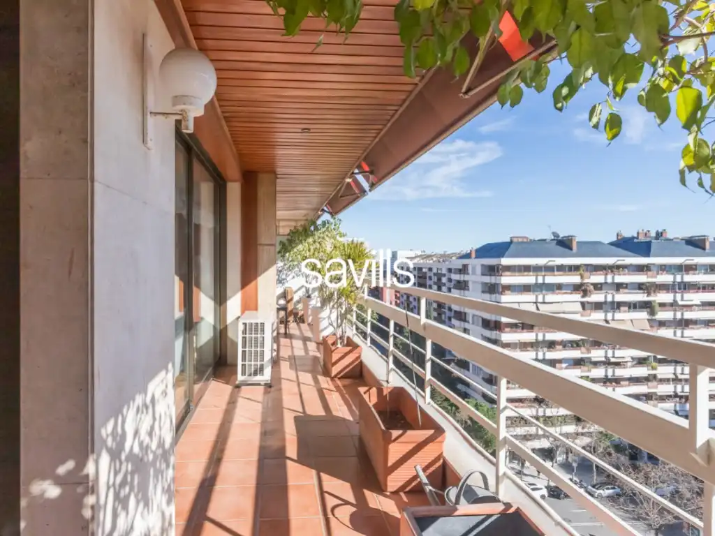 Wohnungen zum Verkauf in Barcelona mit Schwimmbad und Balkon