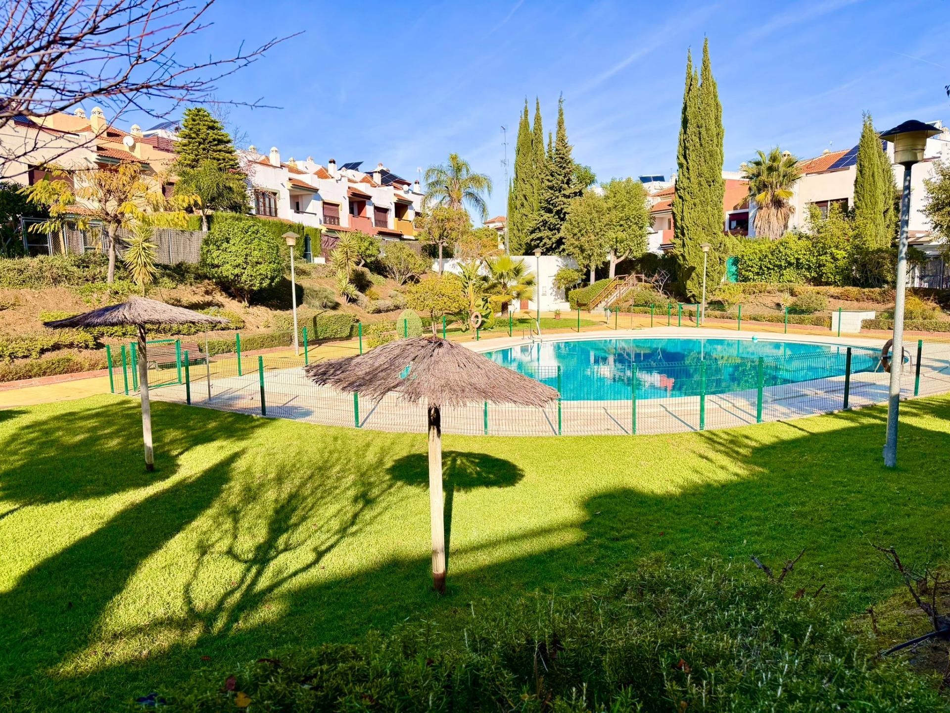 Vista exterior de Casa adosada en venda en Guillena amb Aire condicionat, Calefacció i Jardí privat