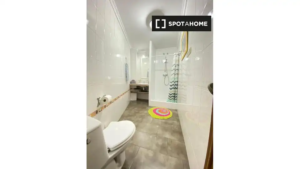 Bathroom of Flat for share in Centro