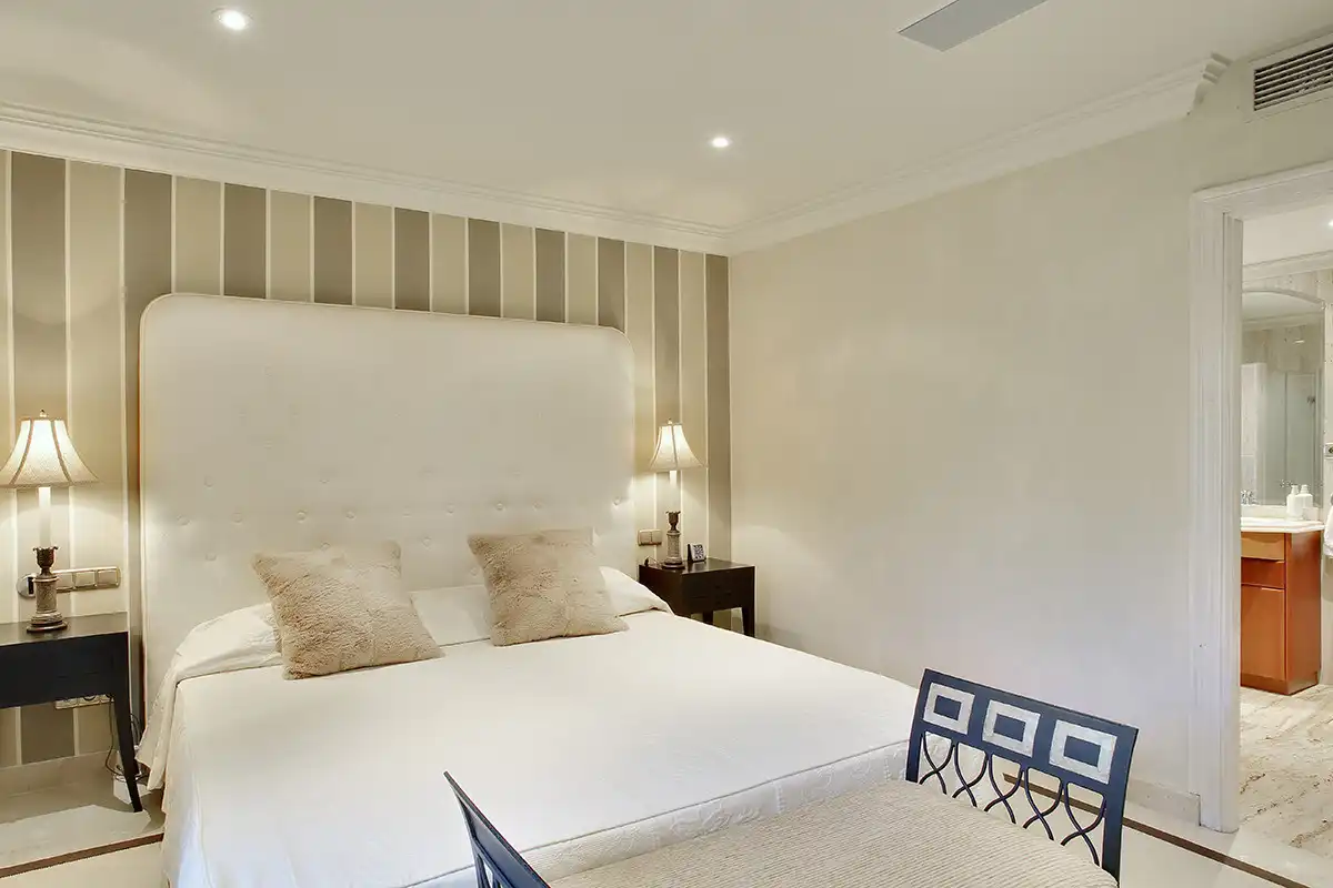 Schlafzimmer von Erdgeschoss zur Miete in Marbella mit Klimaanlage, Terrasse und Schwimmbad