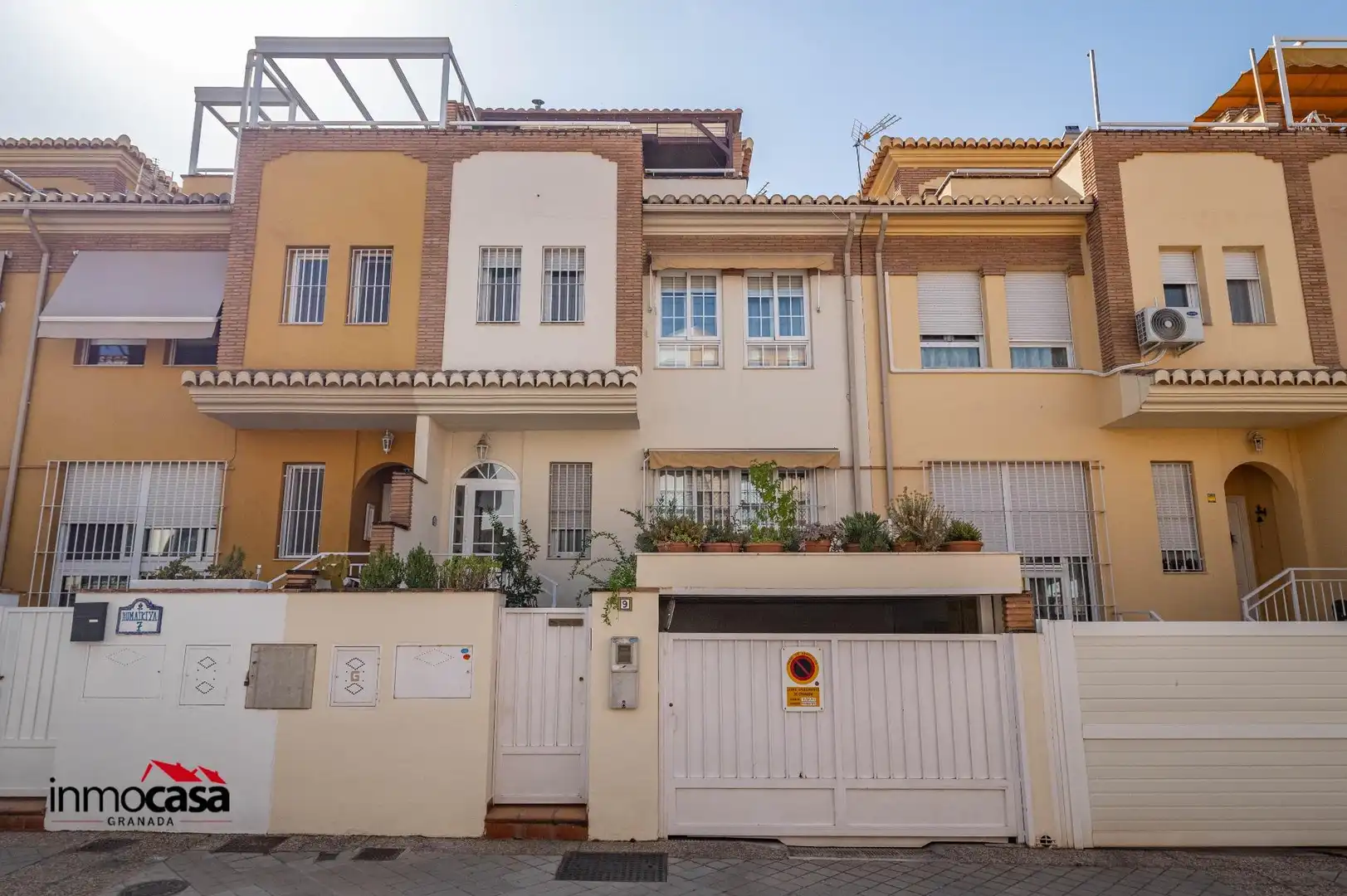 Außenansicht von Einfamilien-Reihenhaus zum Verkauf in Granada mit Klimaanlage
