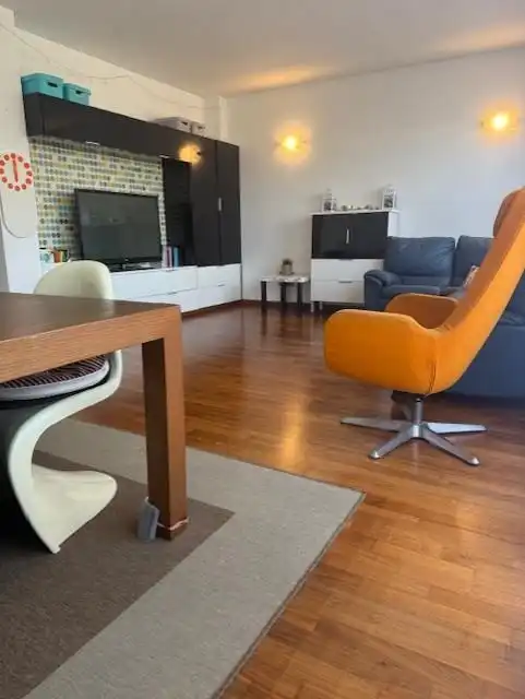 Sala d'estar de Casa adosada en venda en Barcelona amb Calefacció, Terrassa i Piscina