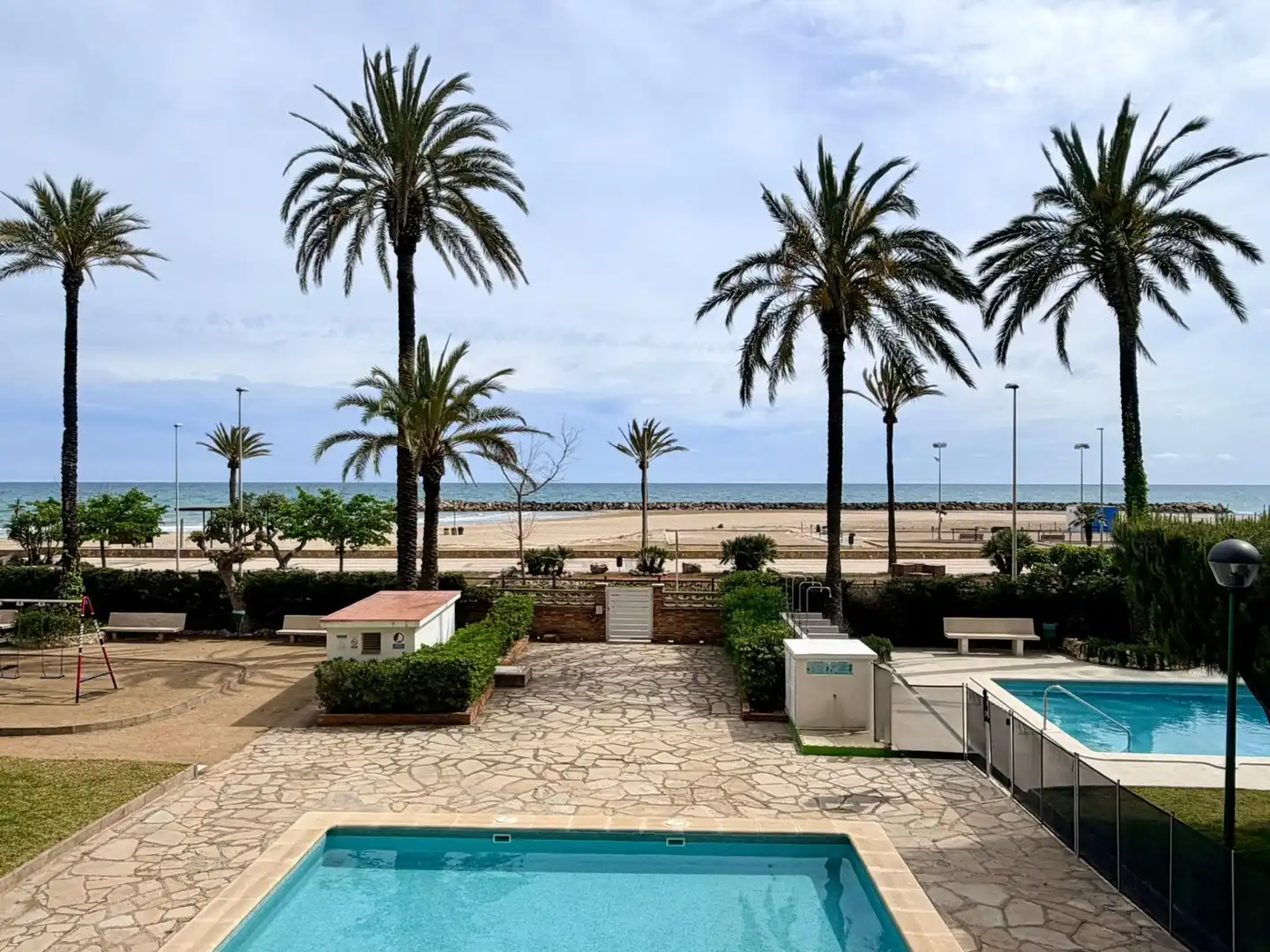 Vista exterior de Piso en venta en Cunit con Terraza, Amueblado y Piscina comunitaria