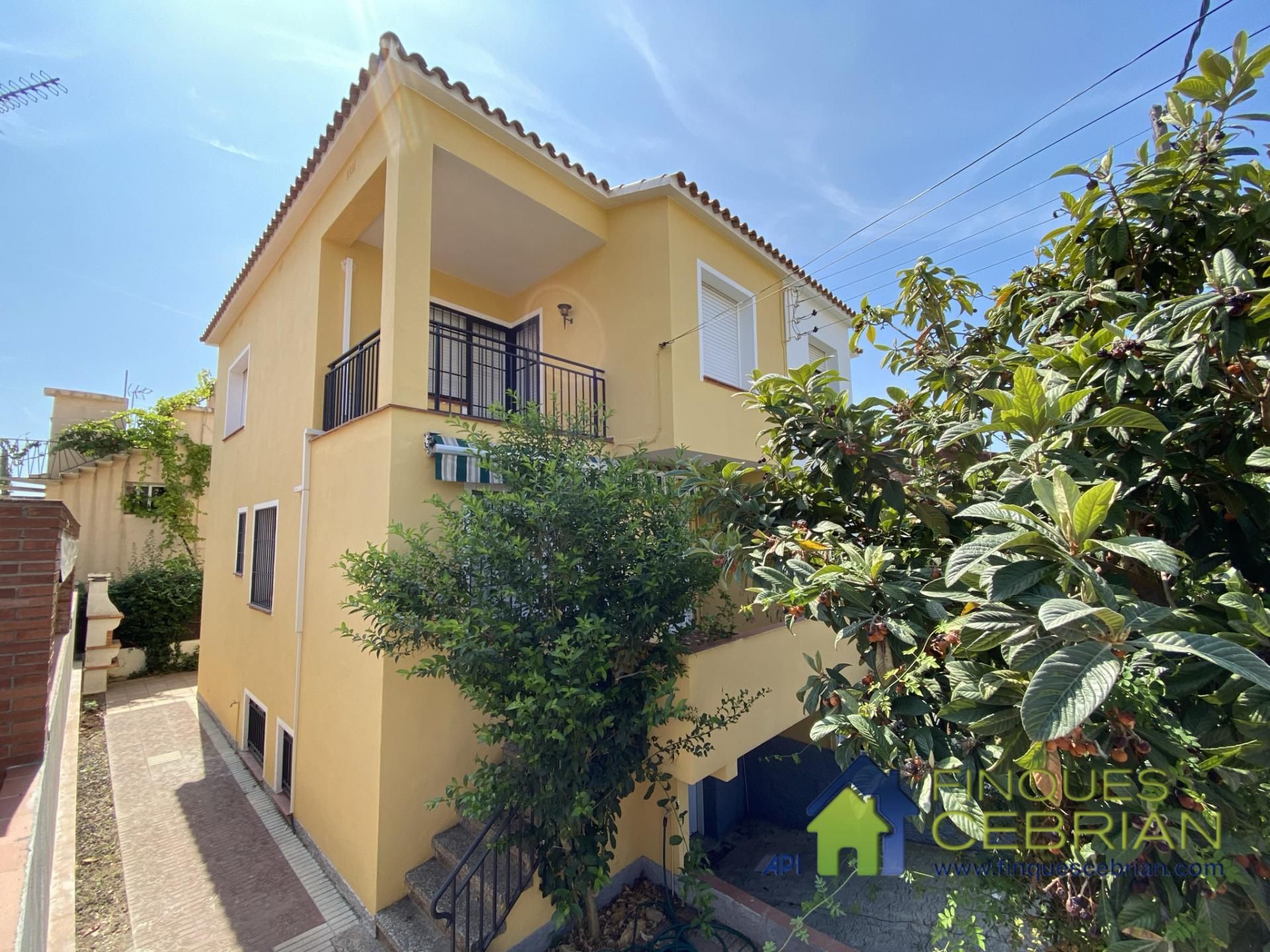 Vista exterior de Casa adosada de lloguer en Alella amb Calefacció, Jardí privat i Forn