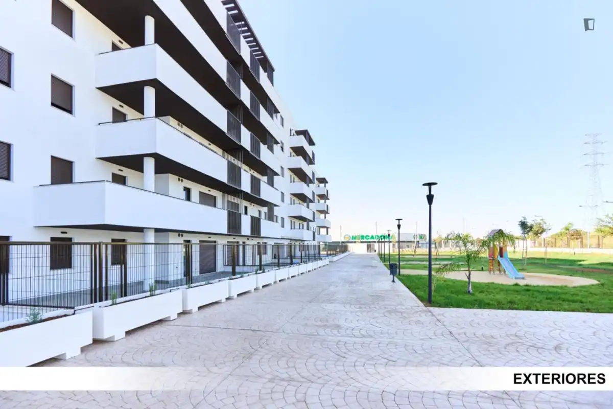 Vista exterior de Apartament per a compartir en Dos Hermanas amb Aire condicionat, Calefacció i Moblat
