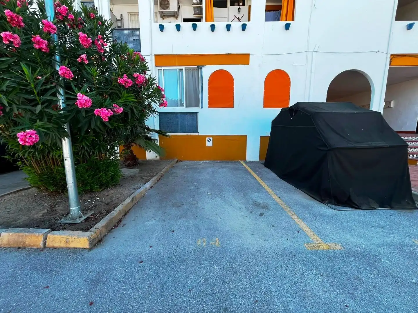 Aparcament de Apartament en venda en Valencina de la Concepción amb Aire condicionat, Terrassa i Piscina comunitària
