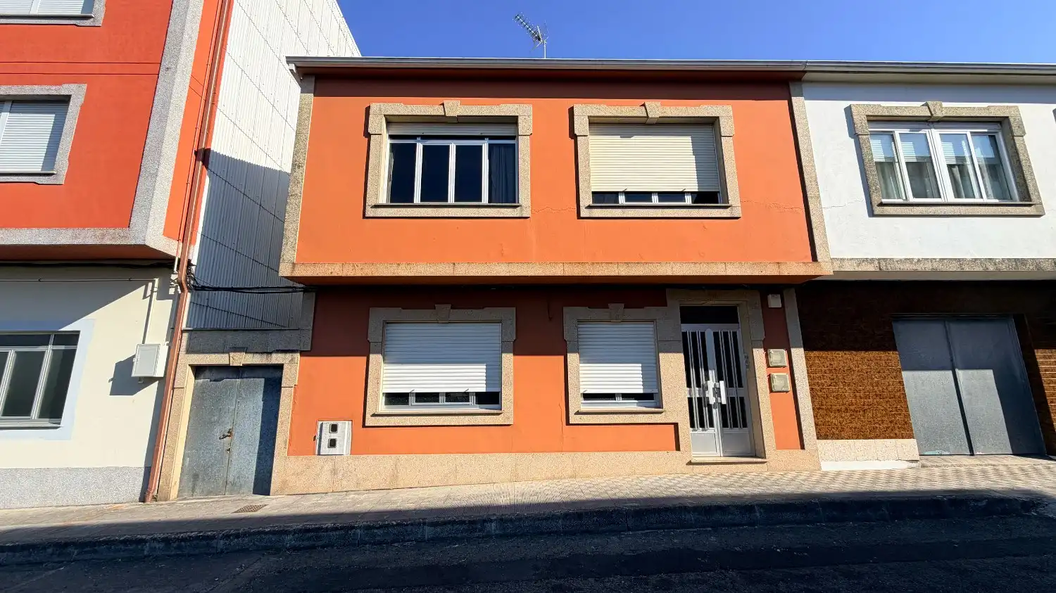 Vista exterior de Edifici en venda en Narón