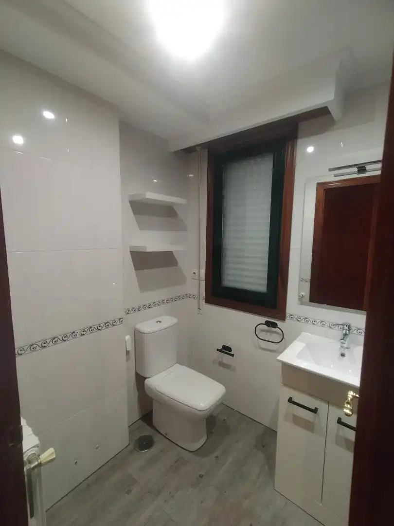 Bathroom of Flat for rent in Ourense Capital   with Heating, Storage room and Furnished