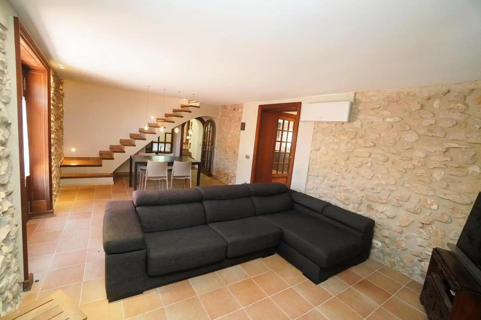 Sala d'estar de Finca rústica en venda en El Vendrell amb Aire condicionat, Jardí privat i Piscina