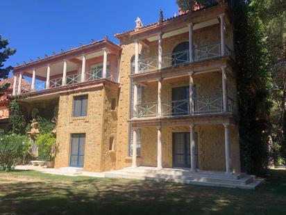 Vista exterior de Casa o xalet en venda en Sotogrande amb Aire condicionat, Calefacció i Jardí privat