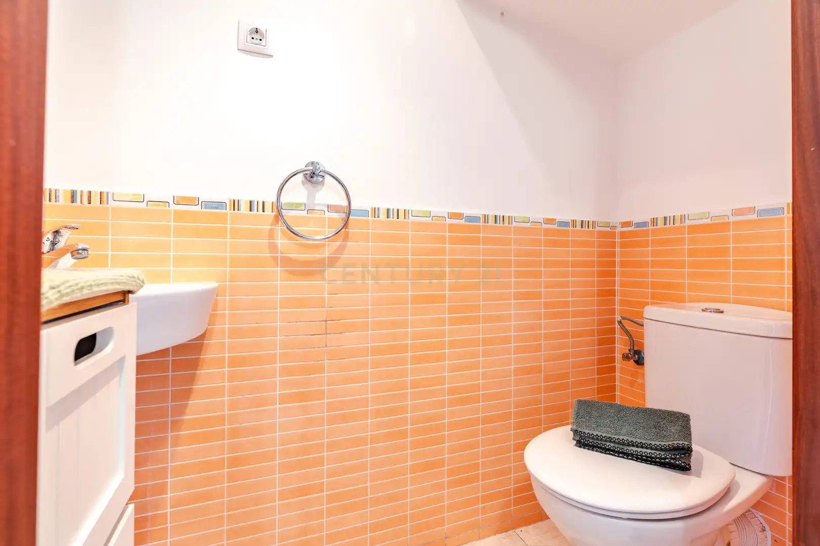 Badezimmer von Einfamilien-Reihenhaus zum Verkauf in Vila-rodona mit Privatgarten und Ofen