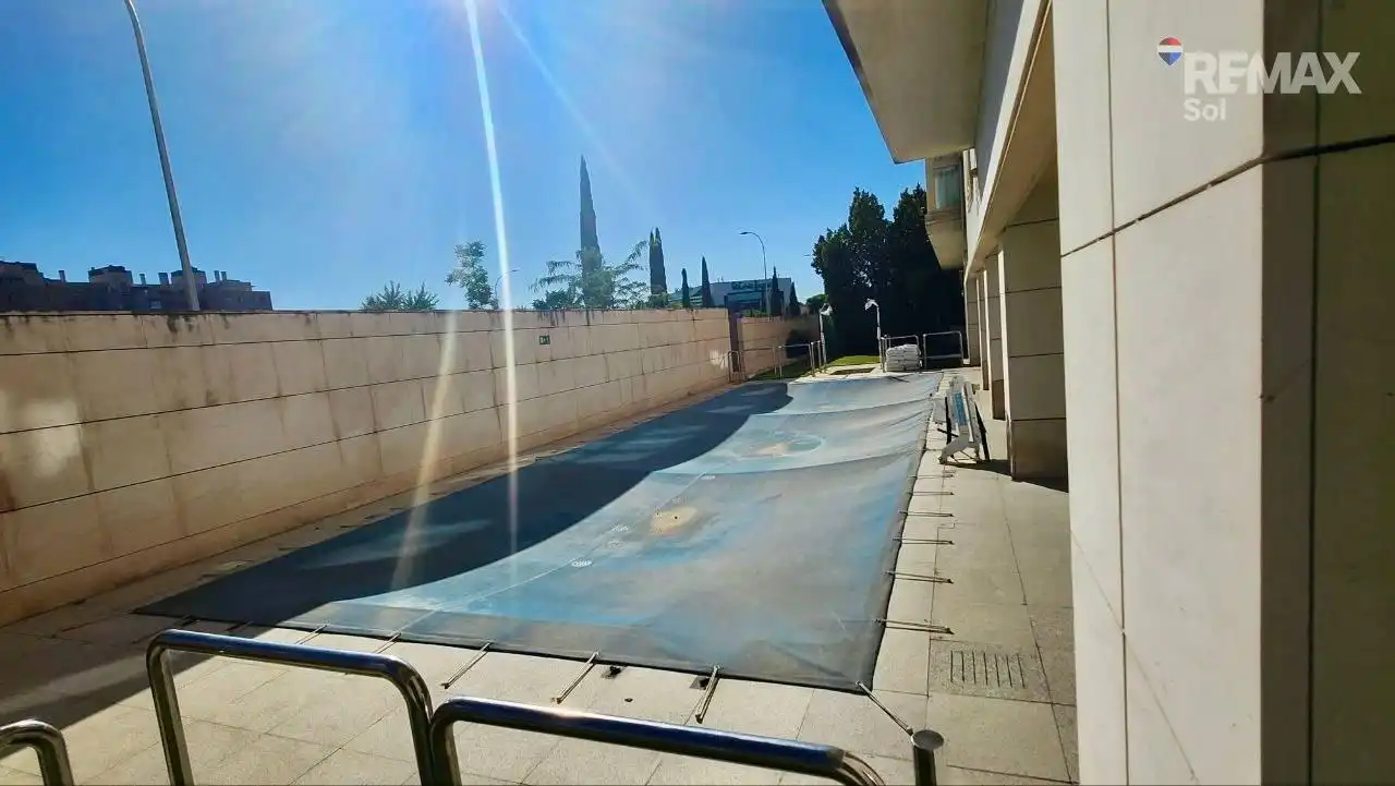 Schwimmbecken von Wohnung zum Verkauf in Madrid mit Privatgarten, Parkett und Gemeinschaftspool