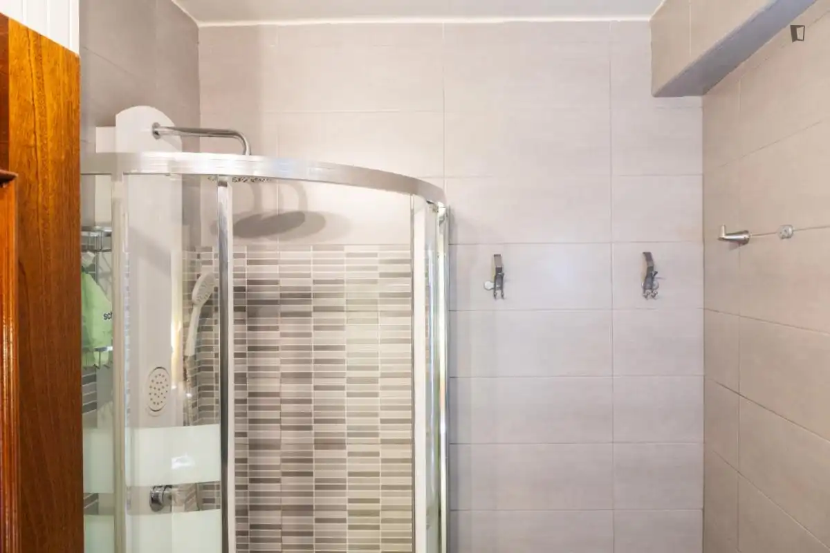 Bathroom of Apartments for share in Madrid  with Air Conditioner, Furnished and Oven