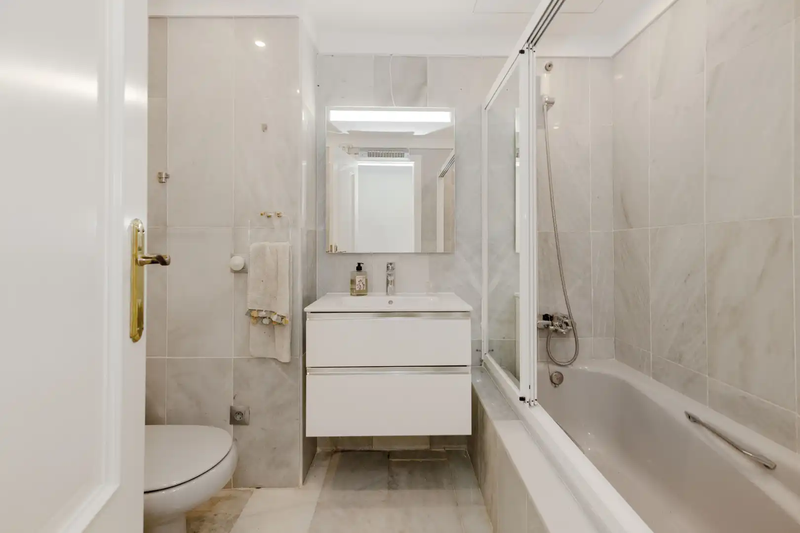 Baño de Piso en venta en Marbella con Aire acondicionado, Calefacción y Terraza