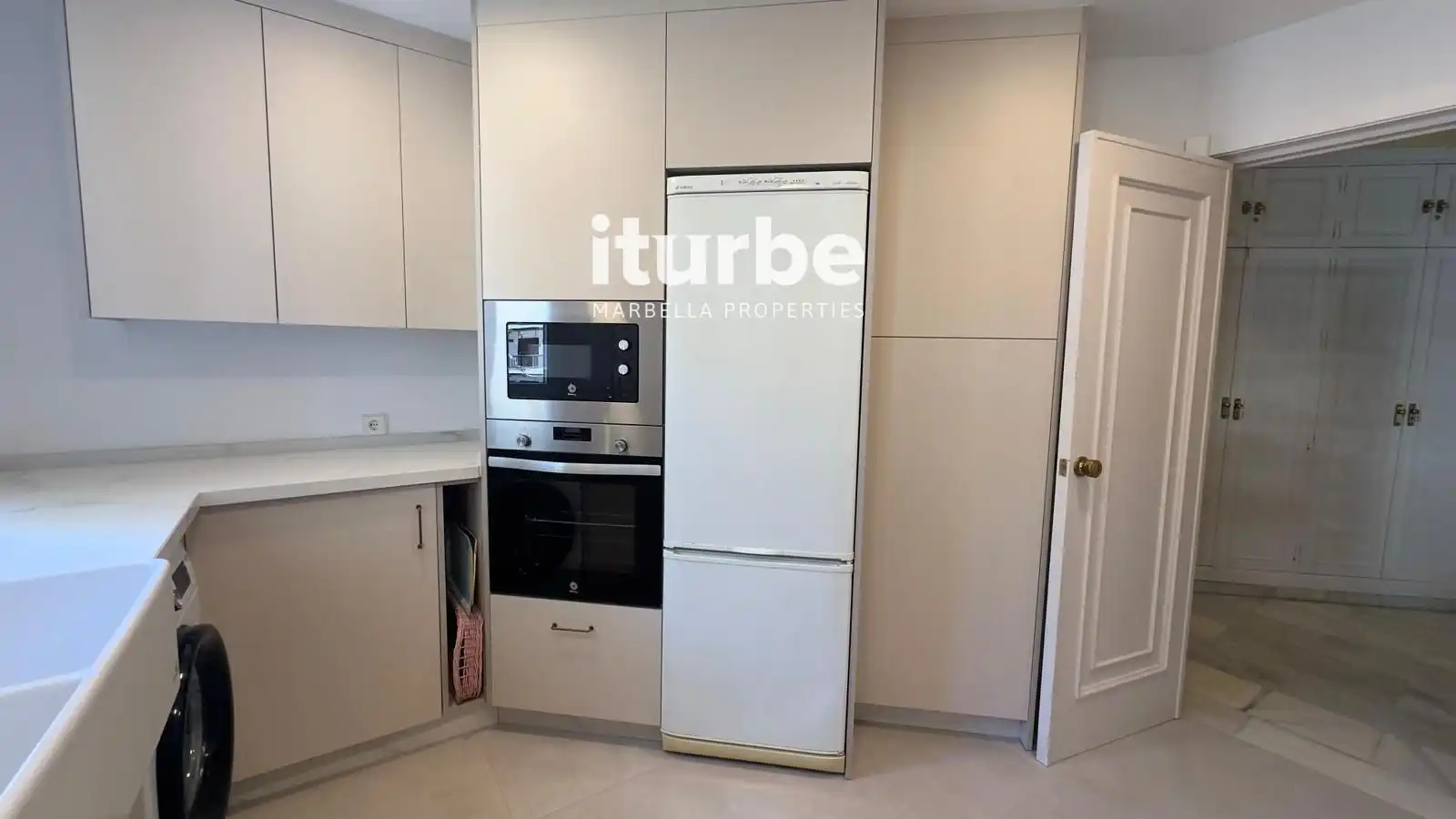 Cocina de Piso de alquiler en Marbella con Aire acondicionado, Terraza y Piscina