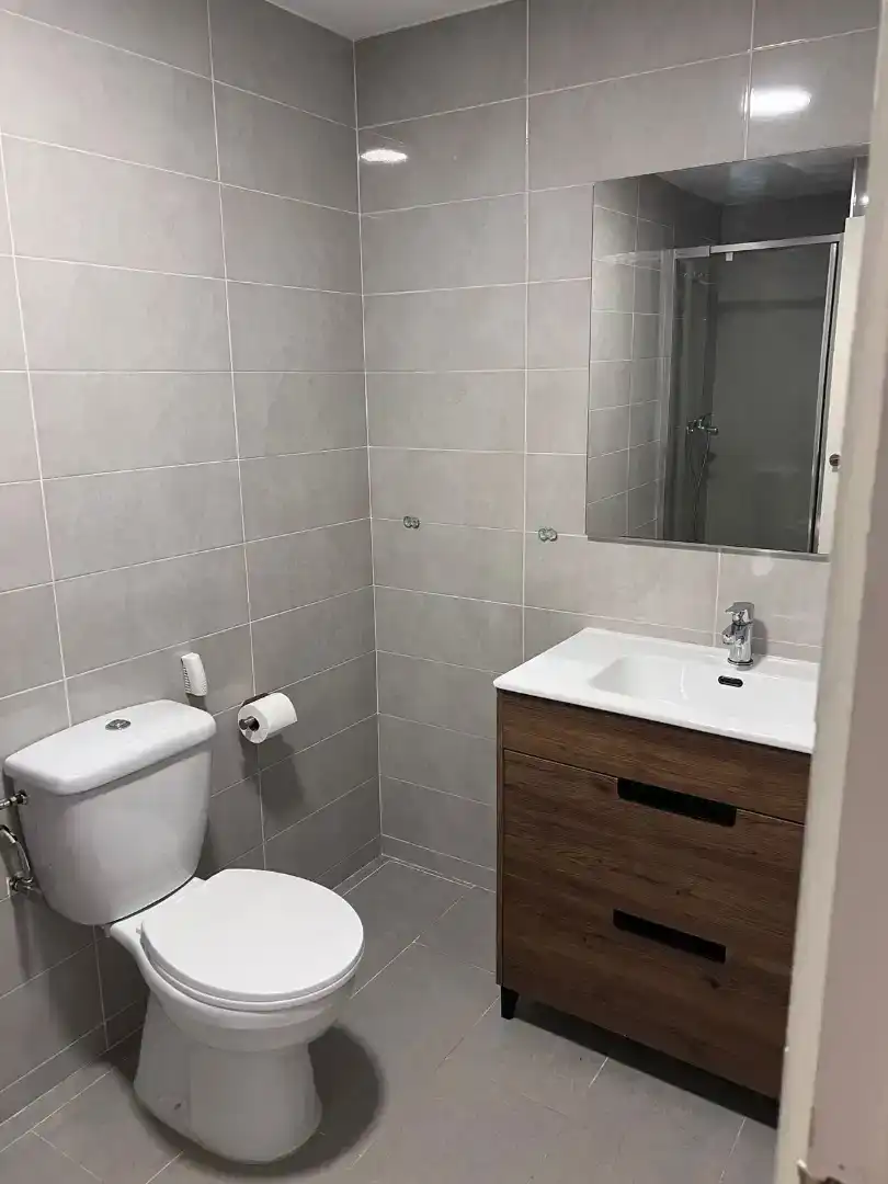 Baño de Piso de alquiler en Cabrils con Lavadora, Microondas y Internet