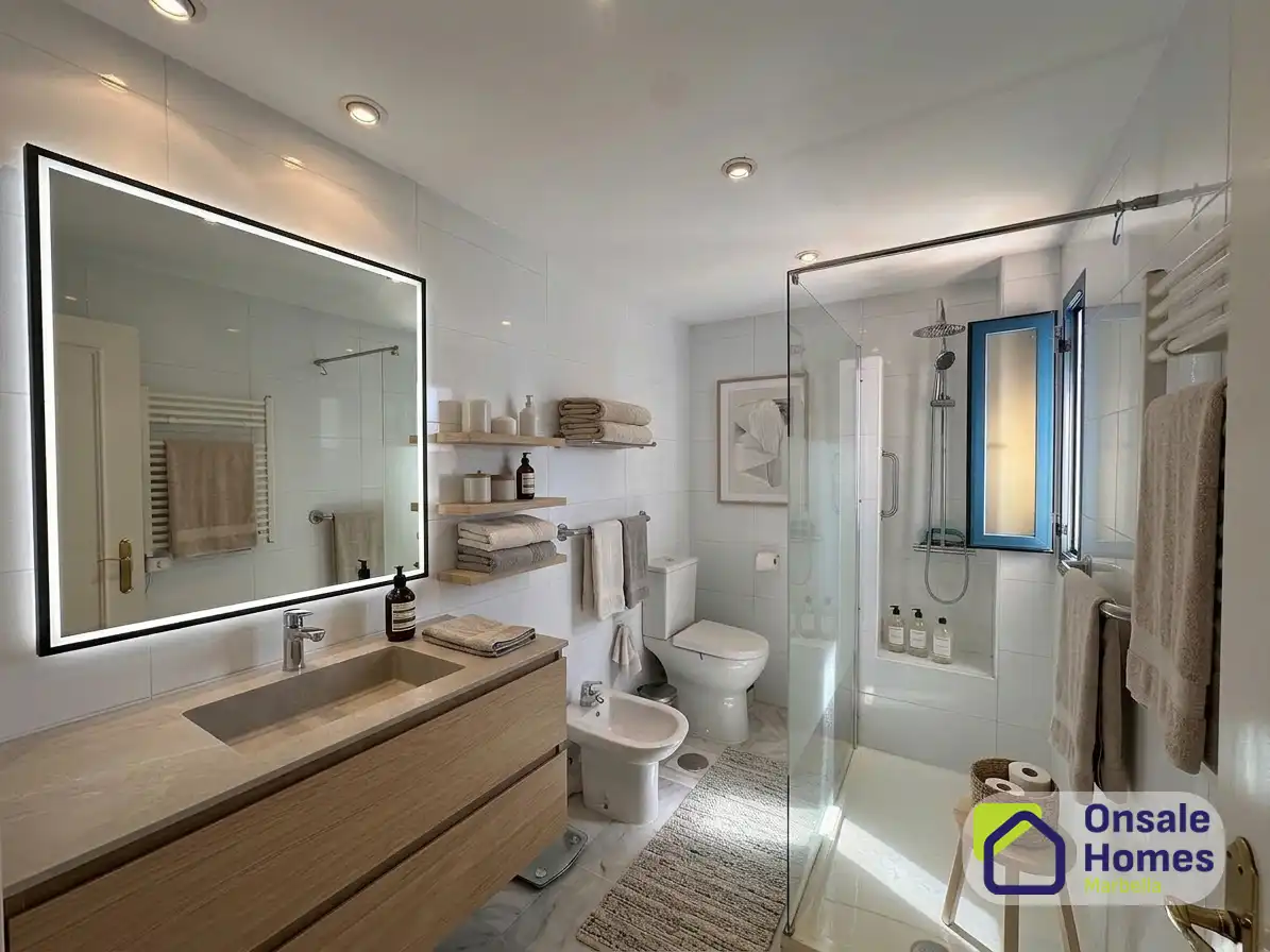 Badezimmer von Wohnung zum Verkauf in Marbella mit Abstellraum und Balkon