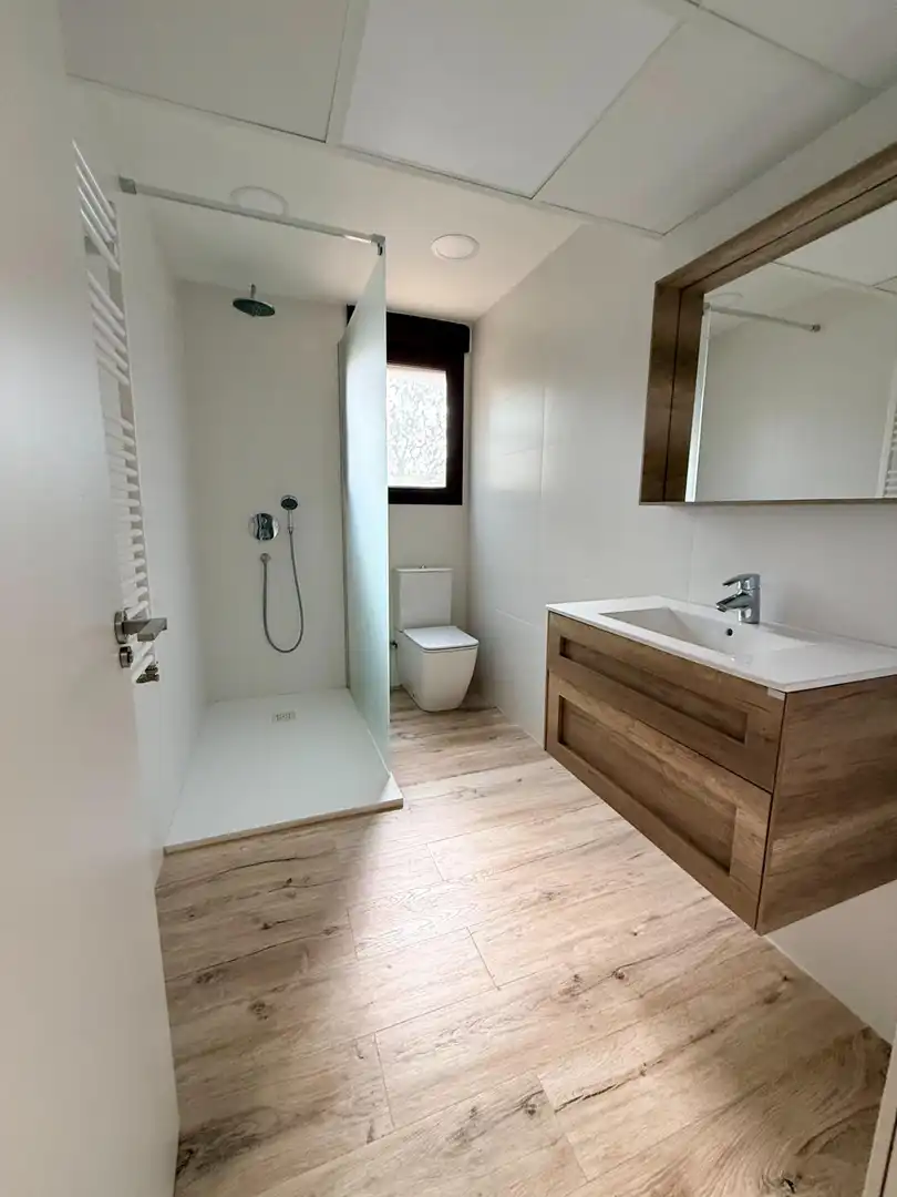 Badezimmer von Haus oder Chalet zur Miete in San Antonio de Benagéber mit Klimaanlage, Heizung und Privatgarten