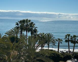 Vista exterior de Pis en venda en Marbella amb Piscina comunitària