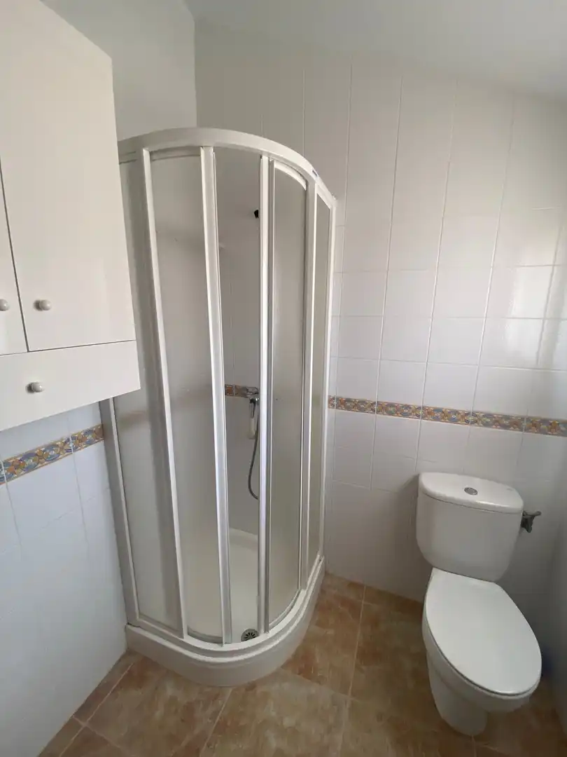 Baño de Casa adosada de alquiler en Pilar de la Horadada con Aire acondicionado, Calefacción y Jardín privado