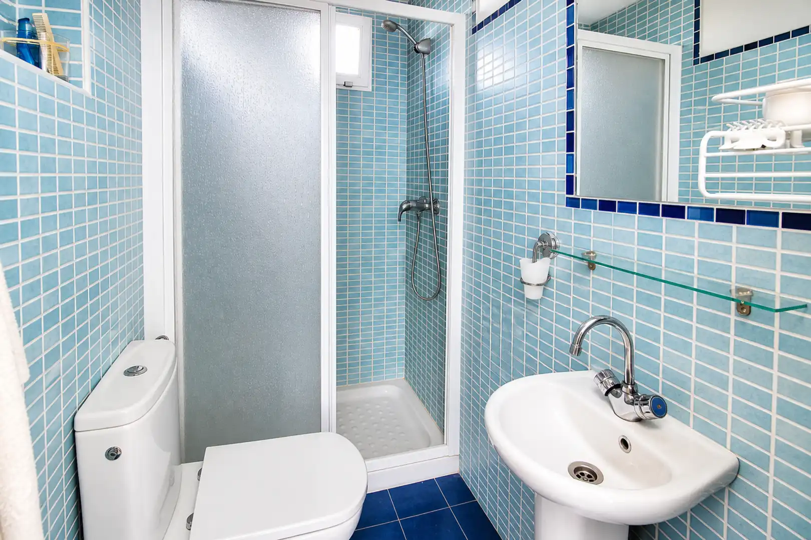 Badezimmer von Dachboden zum Verkauf in Manilva mit Klimaanlage, Terrasse und Schwimmbad