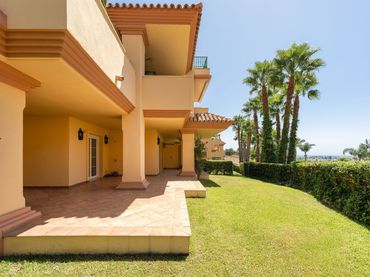 Baixos amb piscina en venda a Nueva Andalucía