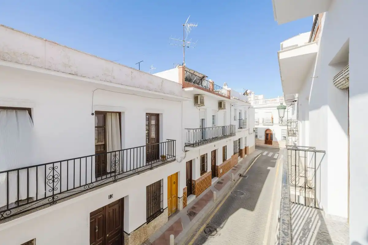 Vista exterior de Casa adosada en venda en Nerja amb Calefacció, Terrassa i Balcó