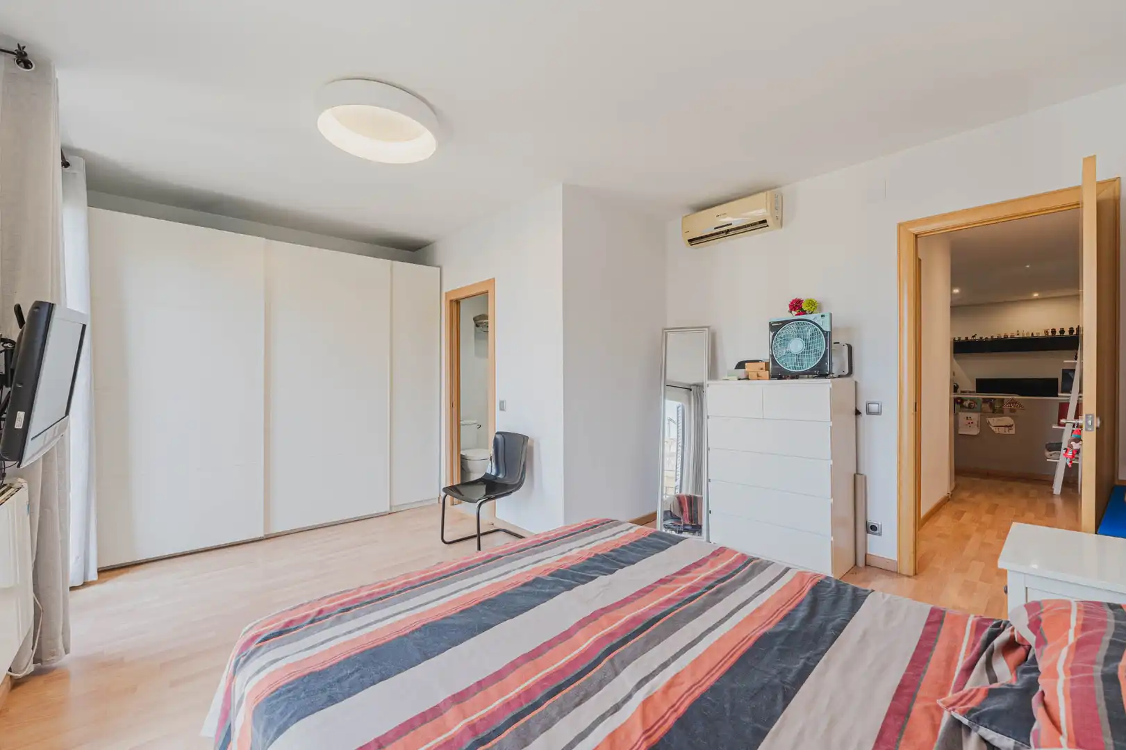 Schlafzimmer von Wohnung zum Verkauf in Barcelona mit Klimaanlage, Heizung und Ofen