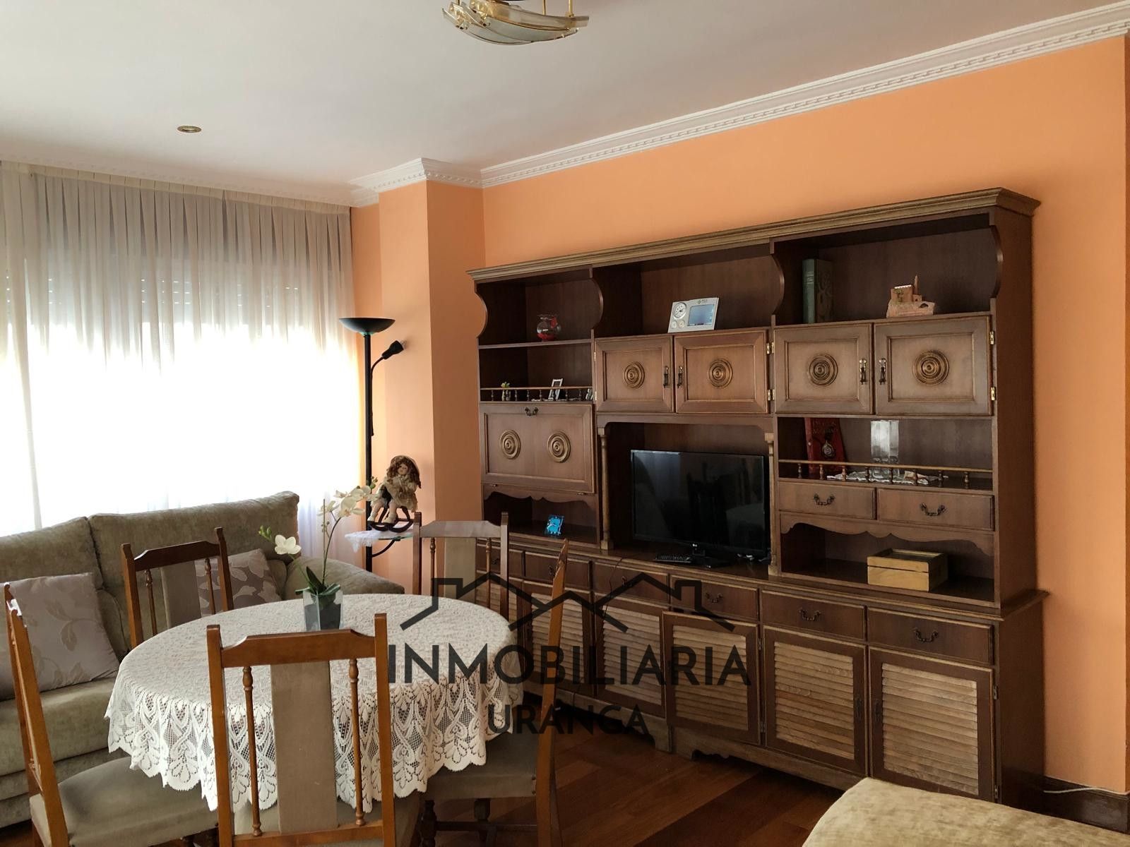 Sala d'estar de Pis en venda en Castro-Urdiales amb Calefacció