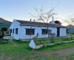 Vista exterior de Finca rústica en venda en Almadén amb Piscina