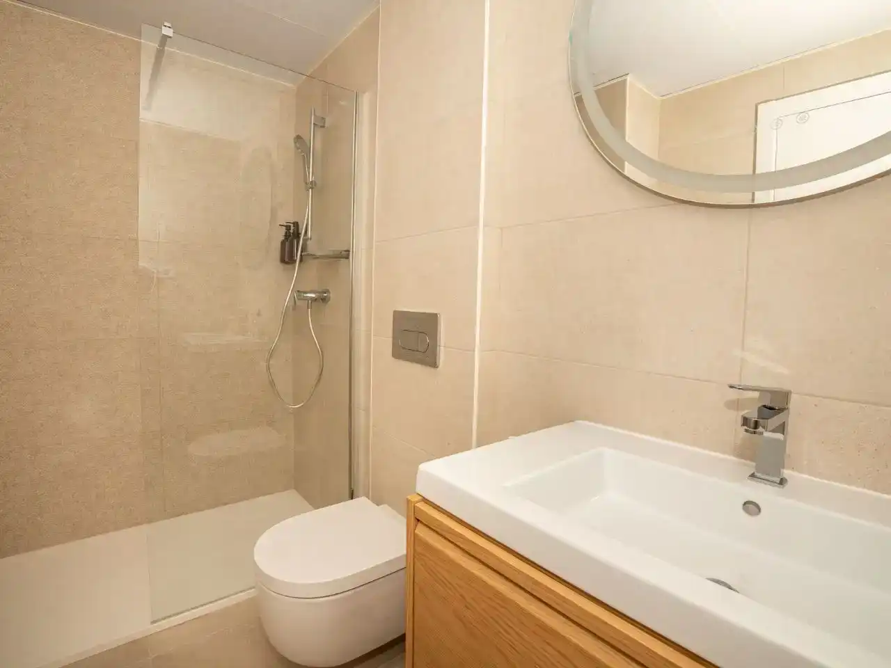 Bany de Apartament de lloguer en Fuengirola amb Aire condicionat, Piscina i Balcó