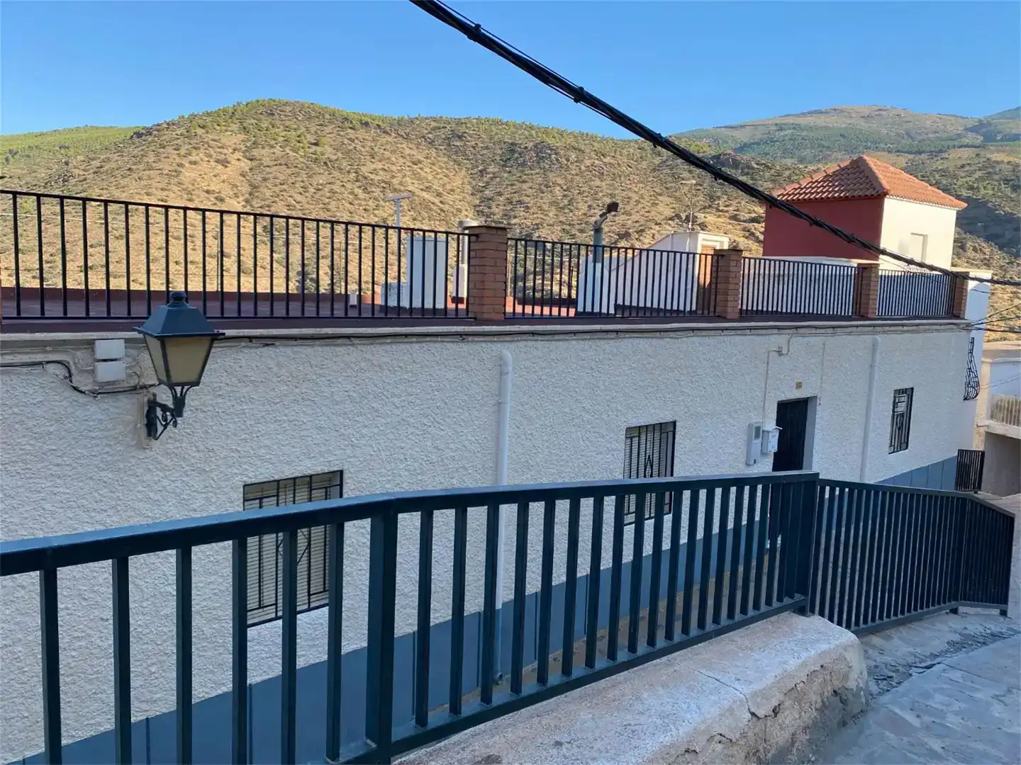 Vista exterior de Casa adosada en venda en Abrucena amb Parquet i Moblat